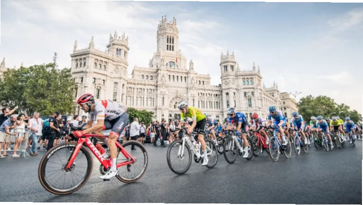 环西自行车赛（La Vuelta a España）是全球三大顶级公路自行车赛事